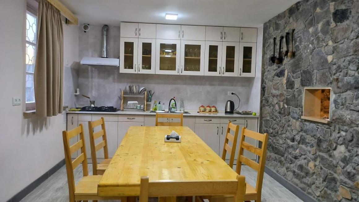 Yekhegis Legend Guest House מראה חיצוני תמונה